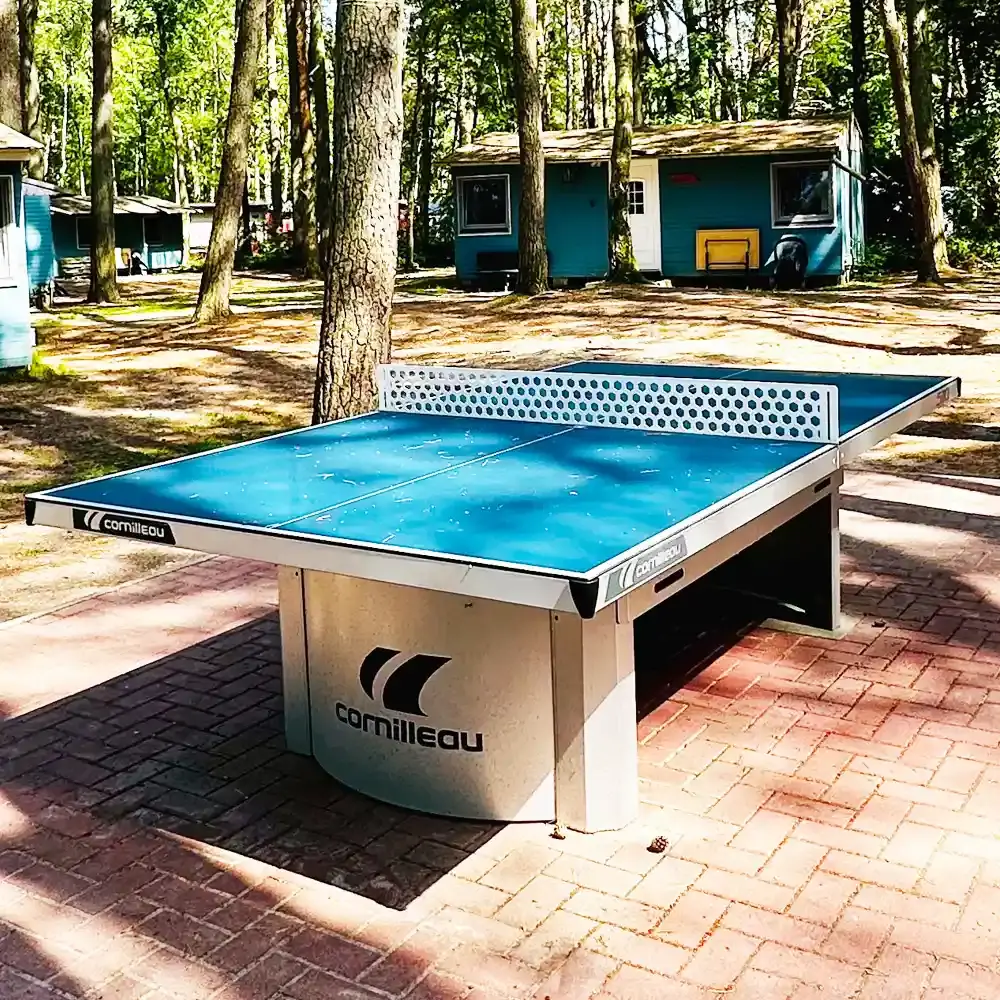 Tischtennisplatte auf dem Gelände